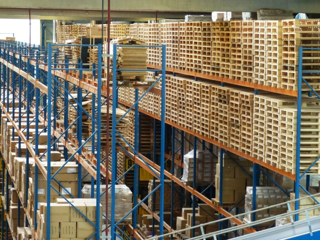 Image représentant des racks d'un entrepôt logistique